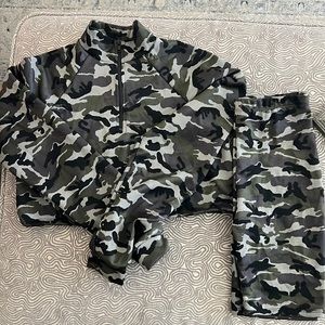 Jogger set with cropped long sleep sweater and biker shorts!